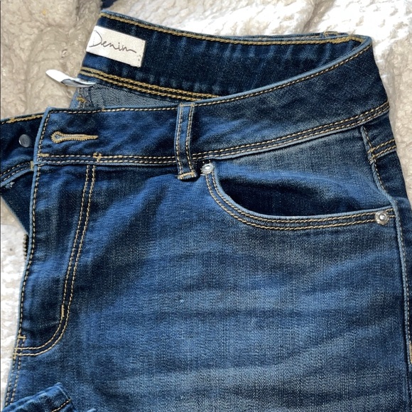 Stylish Blue Distressed Women capris - Picture 7 of 8